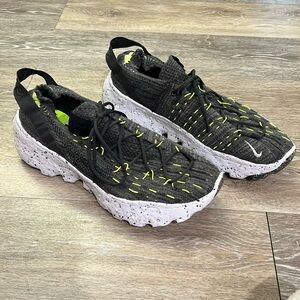 Mens Nike tennis shoes like new! Size 10.5. Only been worn a few times!